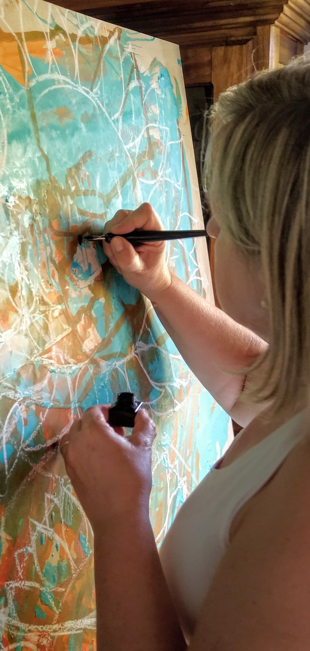 Retrato de la artista Adriana Schwindt en su taller